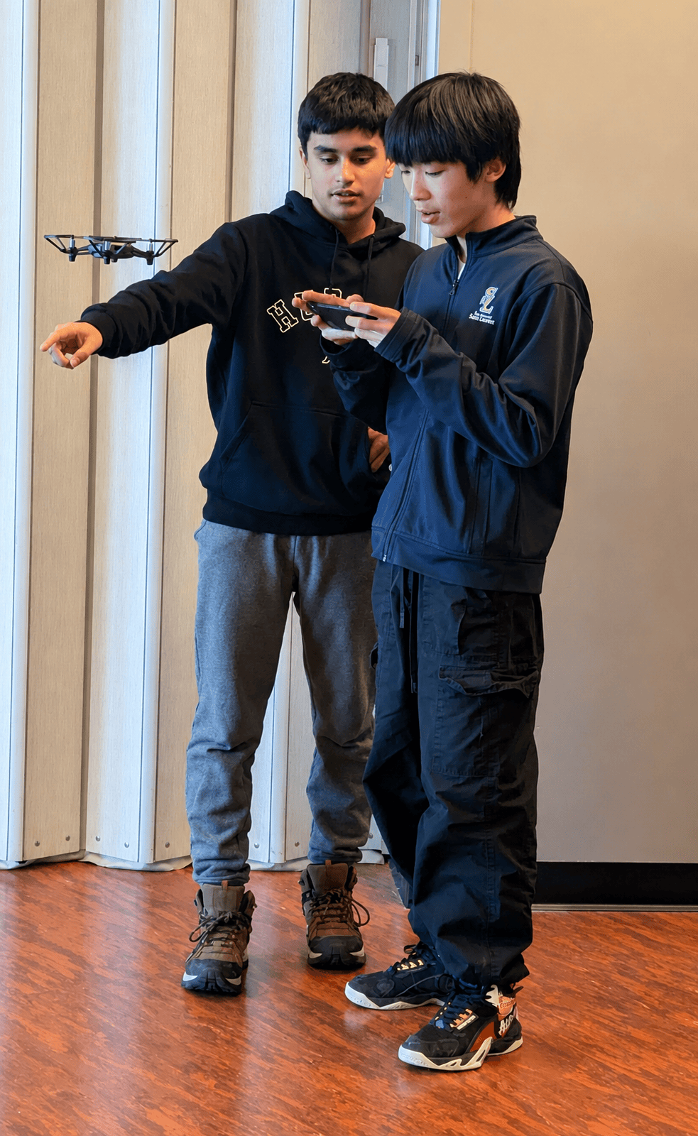 Élèves pilotant un drone