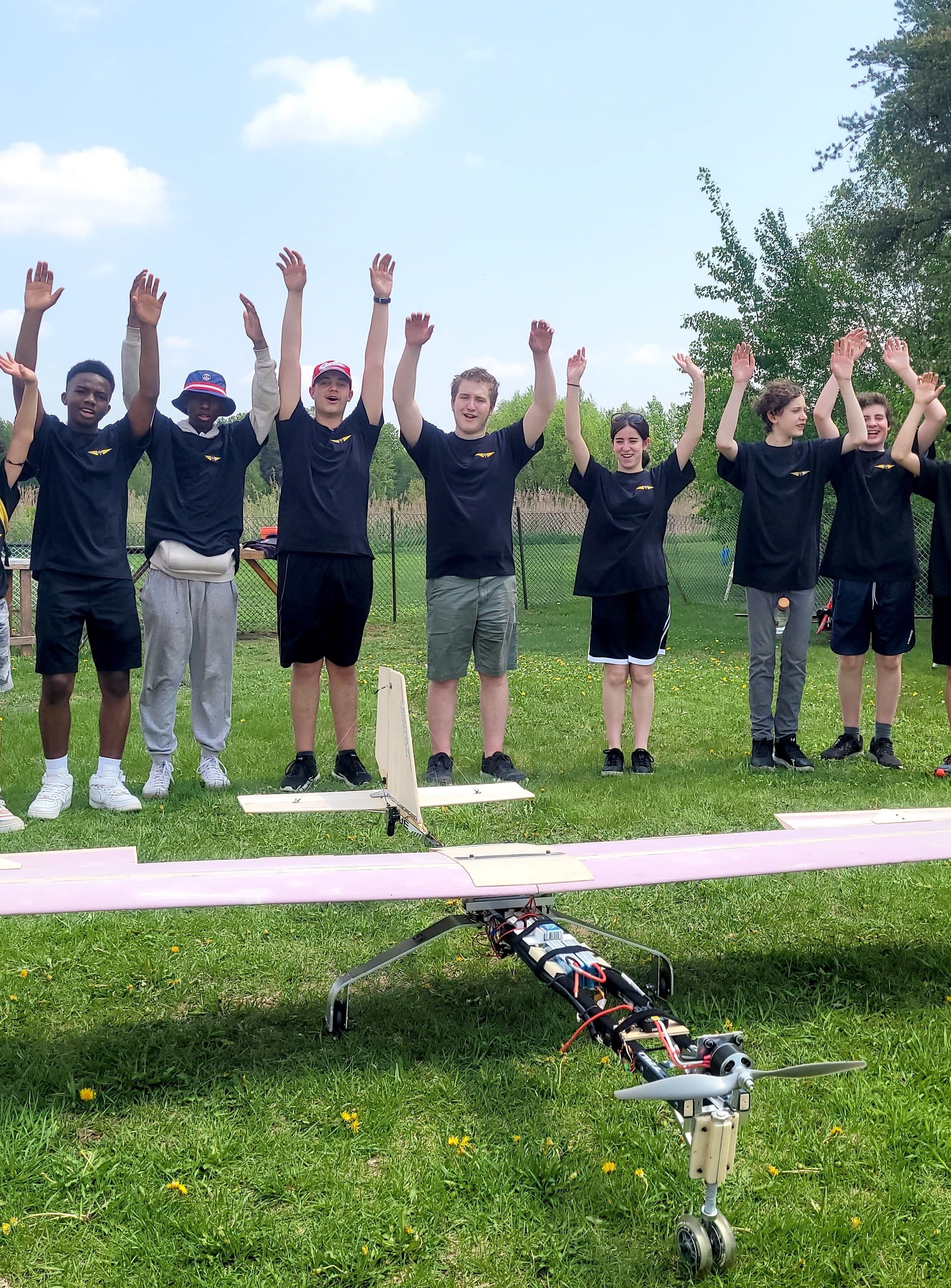 Élèves assemblant un avion-cargo