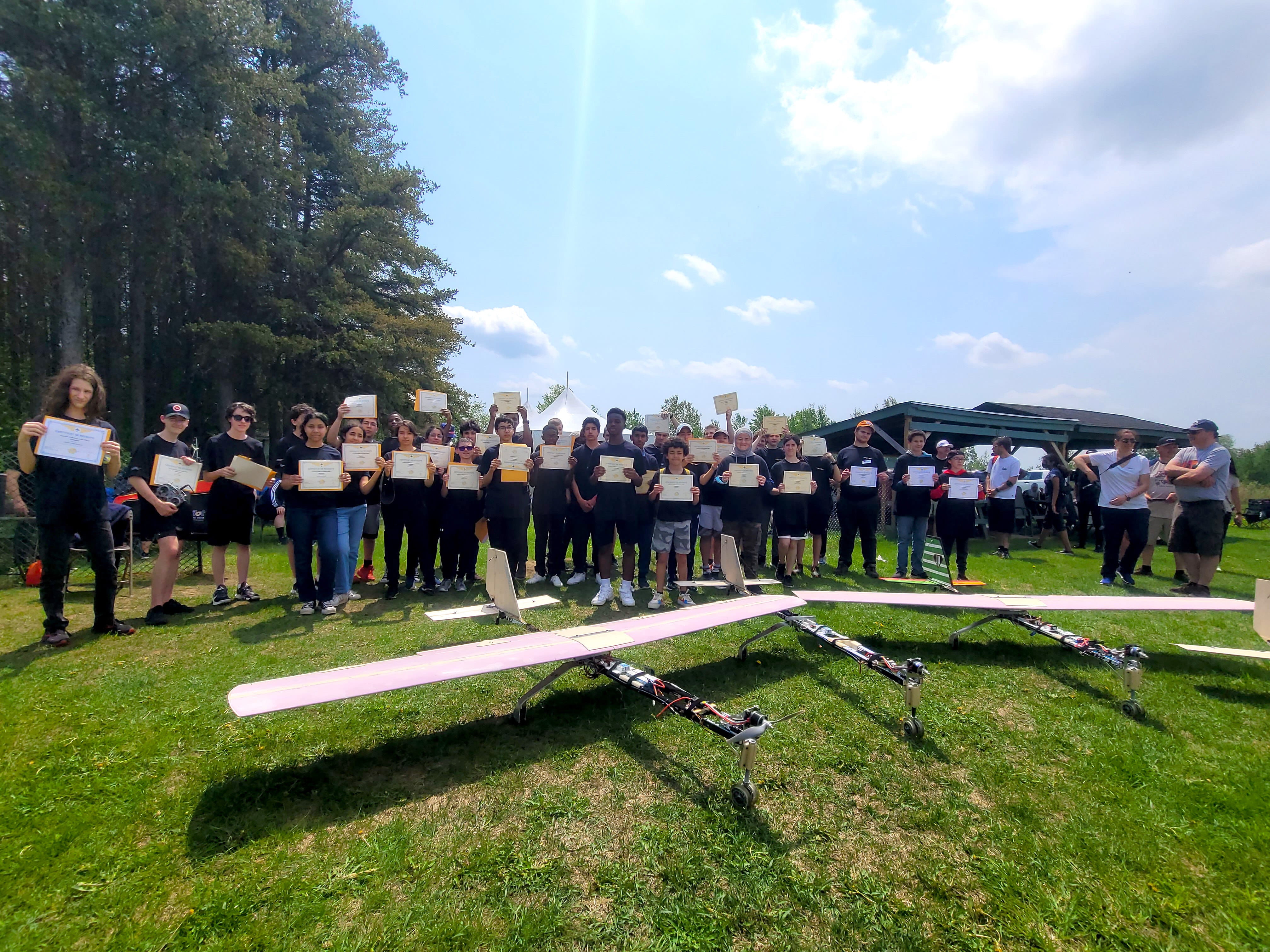Groupe d'élèves du programme STIM avec leurs certificats